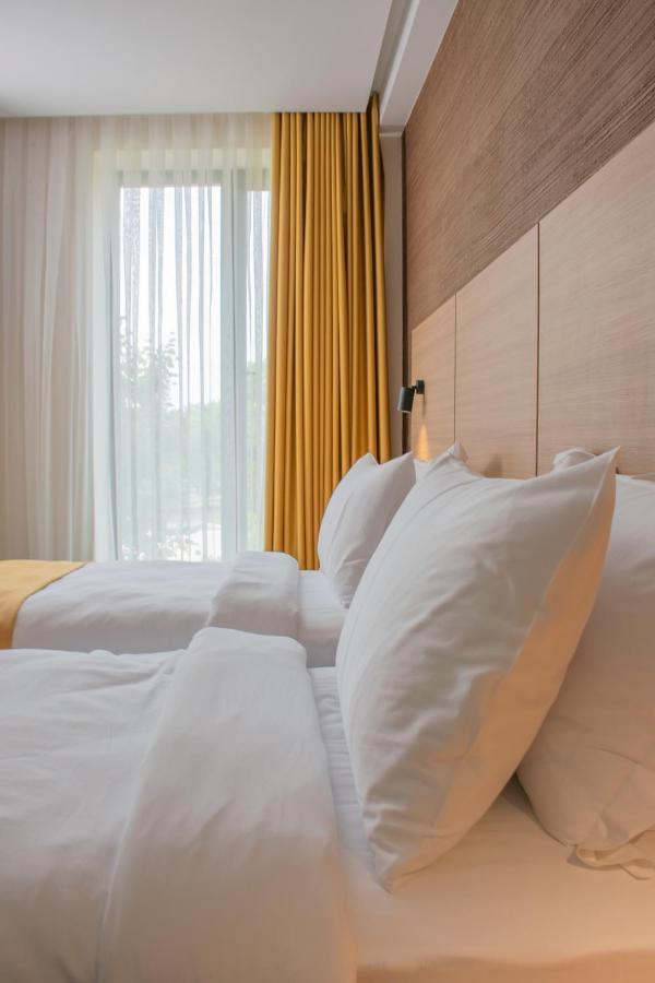 Hotel Osetia Garden Momchilgrad Esterno foto