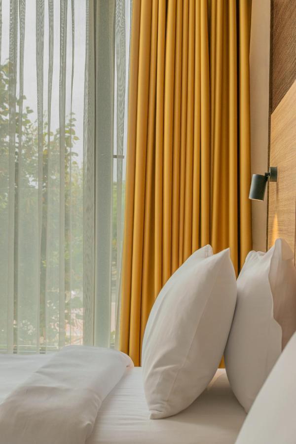Hotel Osetia Garden Momchilgrad Esterno foto