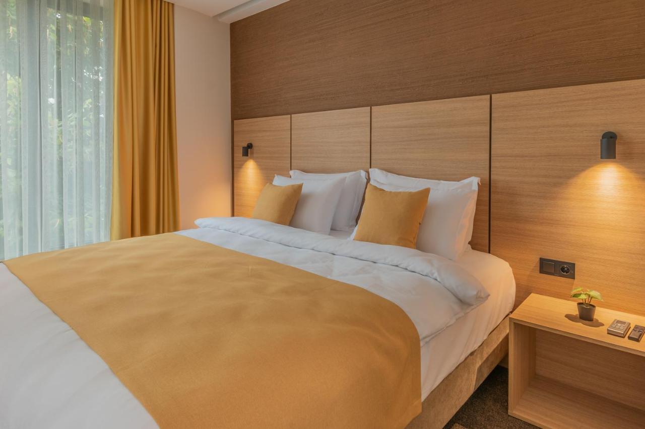 Hotel Osetia Garden Momchilgrad Esterno foto