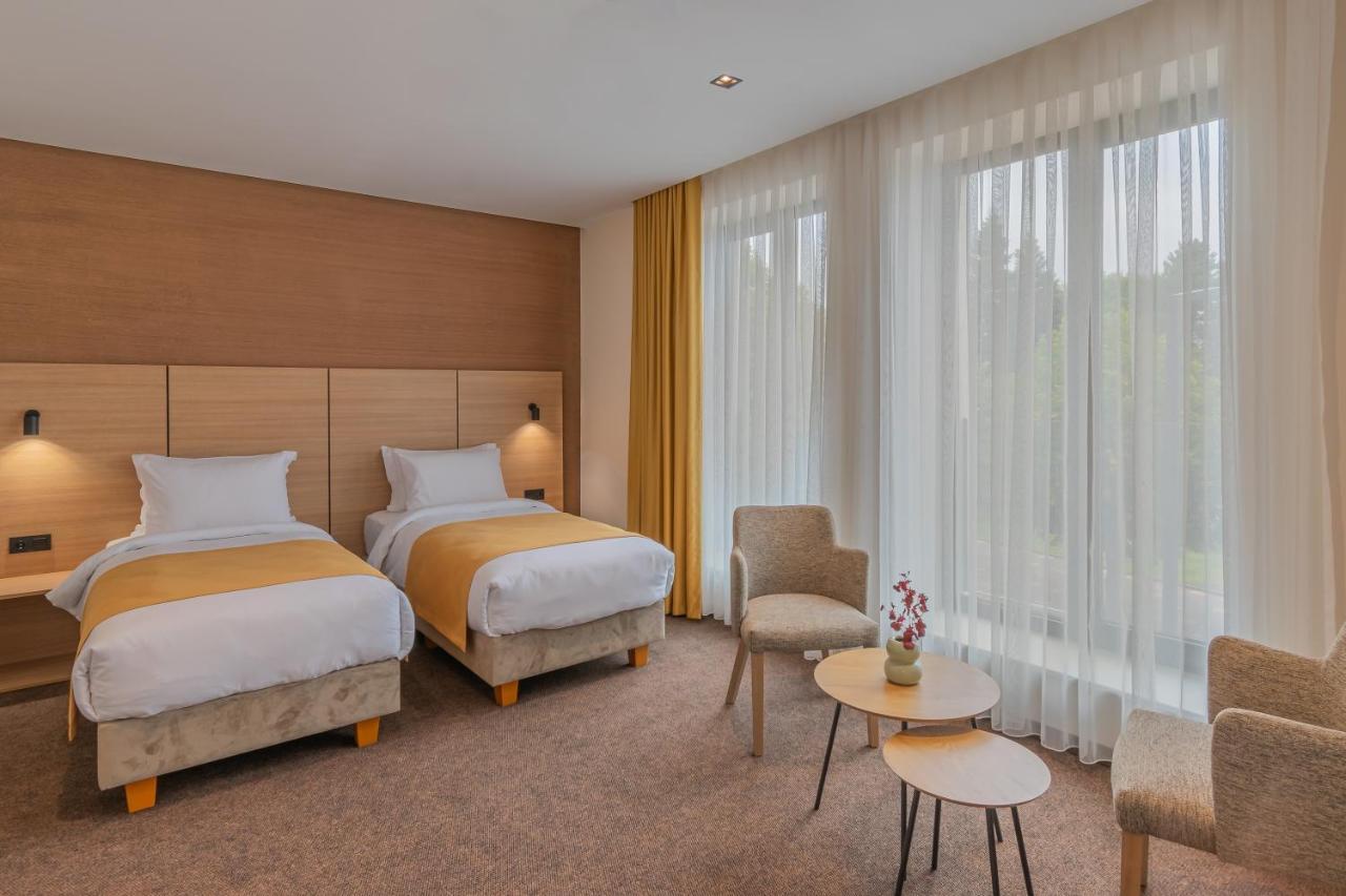 Hotel Osetia Garden Momchilgrad Esterno foto