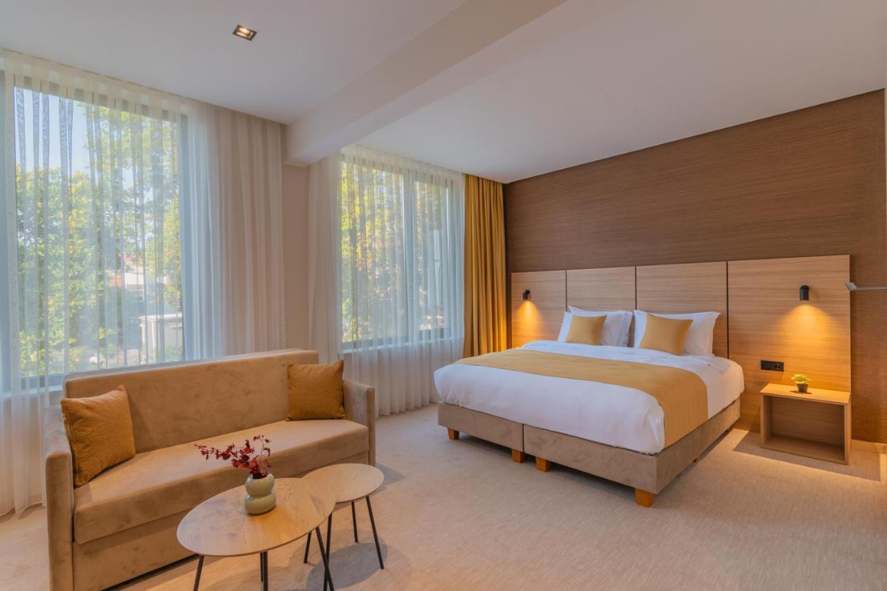 Hotel Osetia Garden Momchilgrad Esterno foto