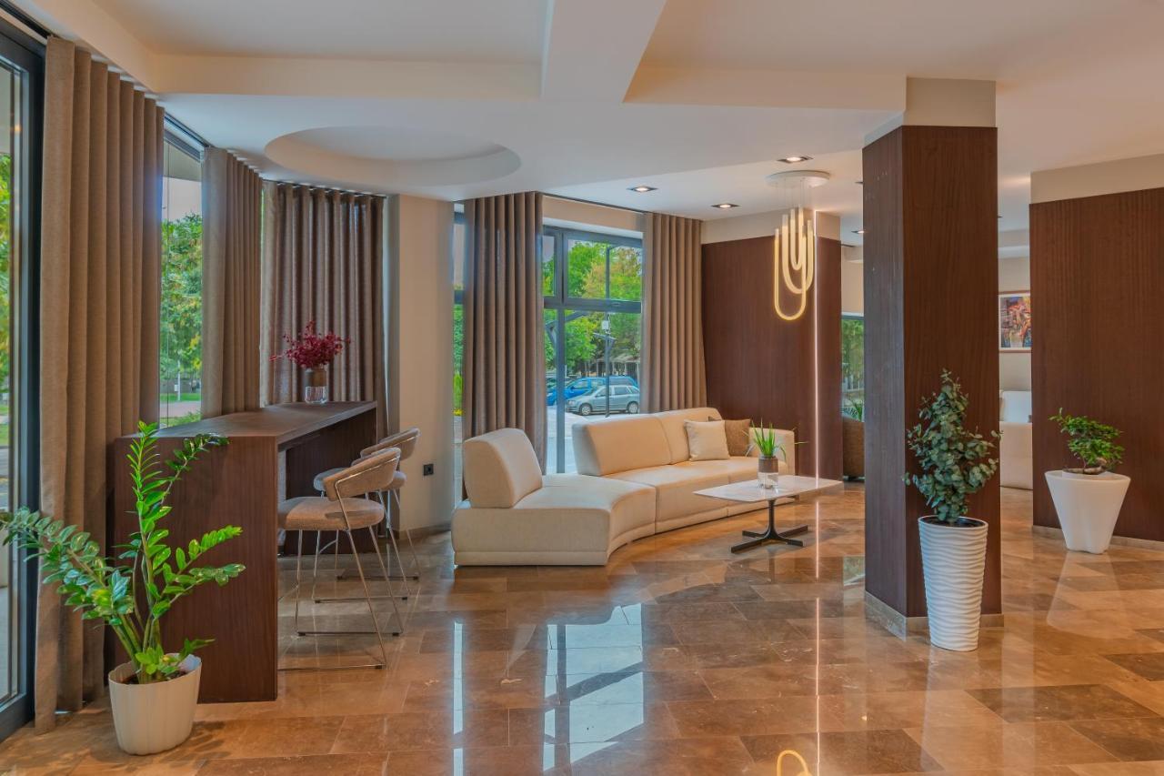Hotel Osetia Garden Momchilgrad Esterno foto