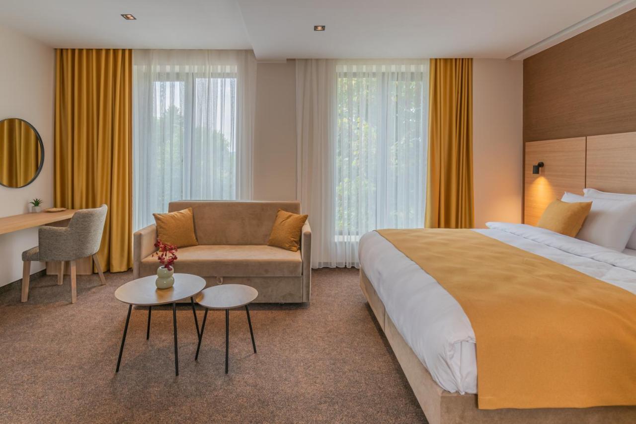 Hotel Osetia Garden Momchilgrad Esterno foto