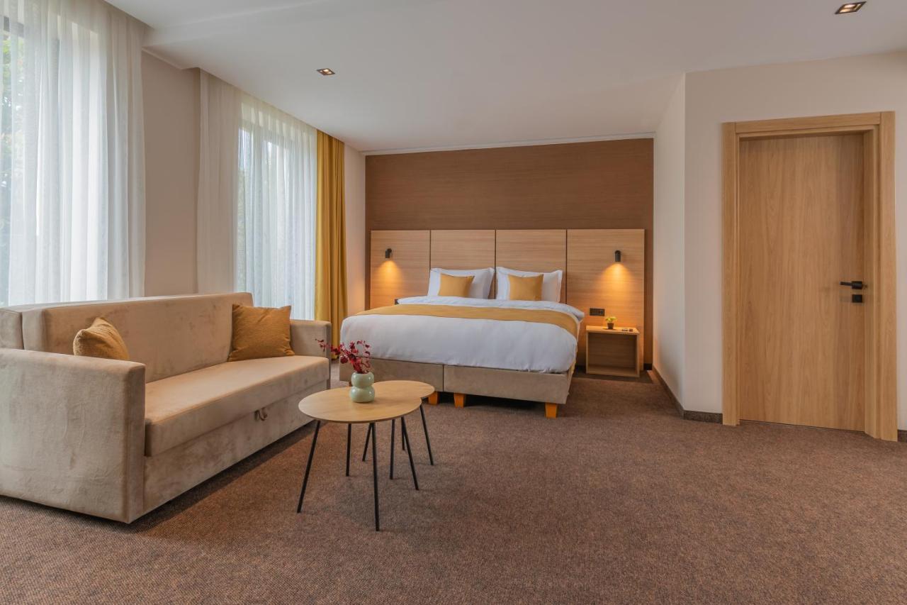 Hotel Osetia Garden Momchilgrad Esterno foto